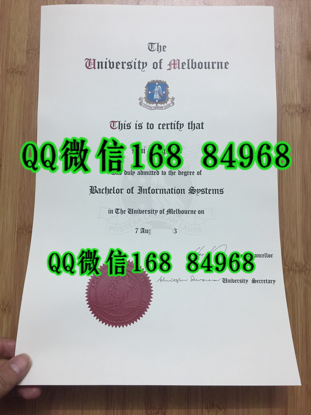 墨尔本大学University of Melbourne毕业证照片，澳洲文凭照片展示